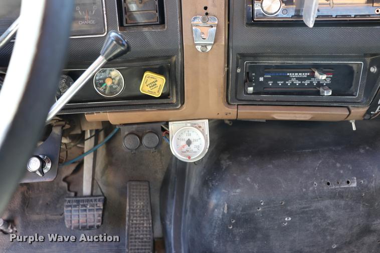 image for item DQ9322 1991 Ford F700 service truck