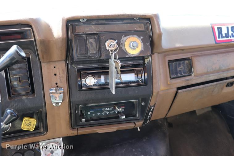 image for item DQ9322 1991 Ford F700 service truck