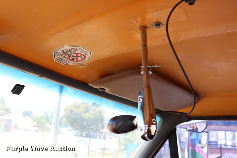 image for item DQ9322 1991 Ford F700 service truck