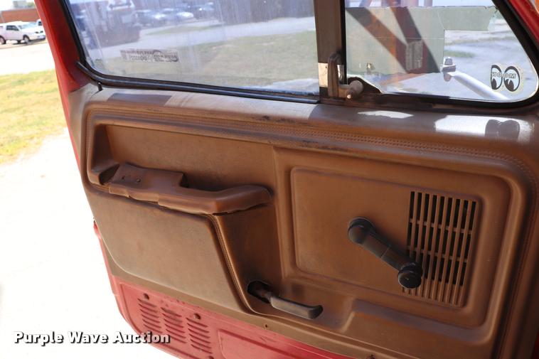 image for item DQ9322 1991 Ford F700 service truck