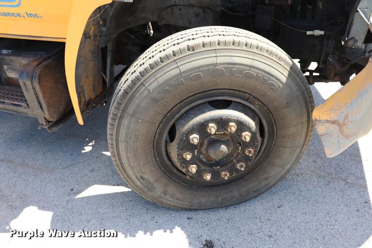 image for item DQ9322 1991 Ford F700 service truck