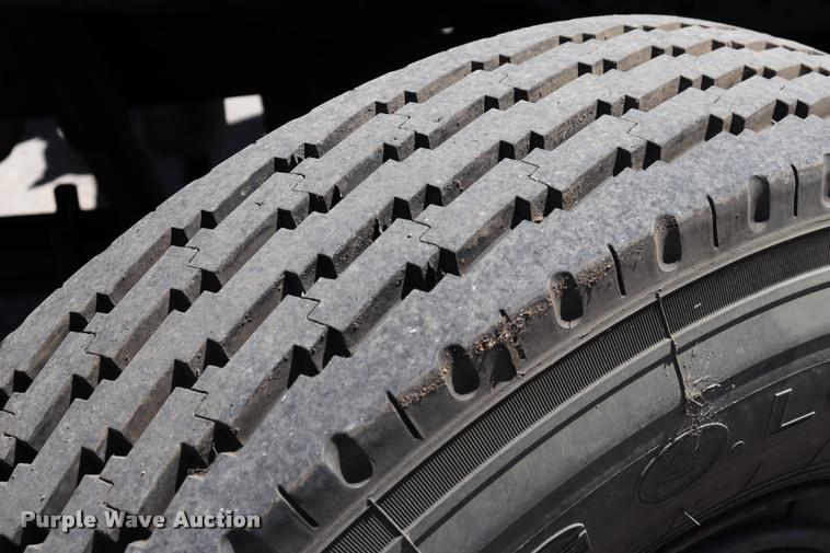 image for item DQ9322 1991 Ford F700 service truck