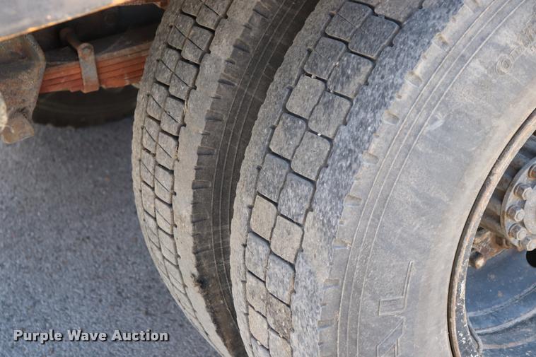 image for item DQ9322 1991 Ford F700 service truck