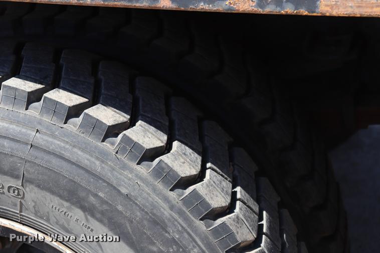 image for item DQ9322 1991 Ford F700 service truck