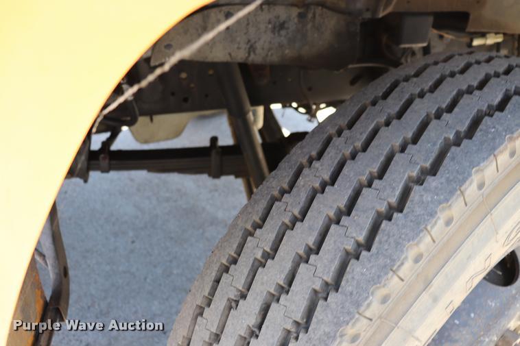 image for item DQ9322 1991 Ford F700 service truck