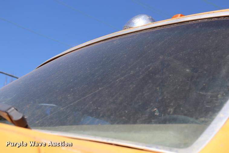 image for item DQ9322 1991 Ford F700 service truck