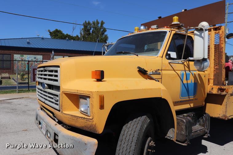 image for item DQ9322 1991 Ford F700 service truck
