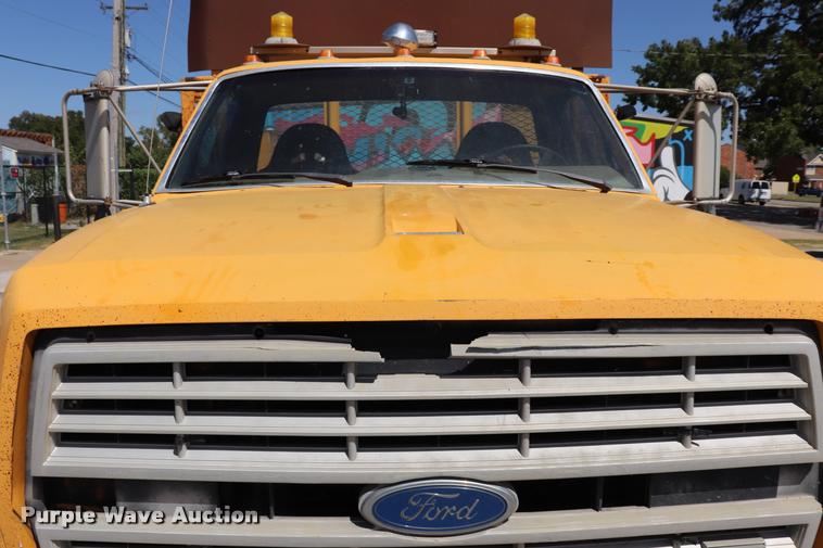 image for item DQ9322 1991 Ford F700 service truck