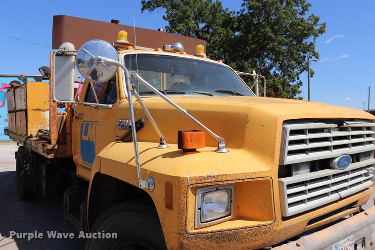 image for item DQ9322 1991 Ford F700 service truck