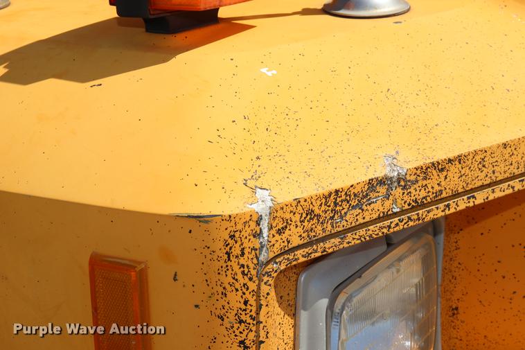 image for item DQ9322 1991 Ford F700 service truck