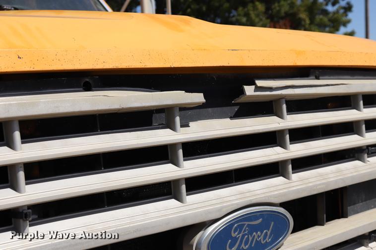 image for item DQ9322 1991 Ford F700 service truck