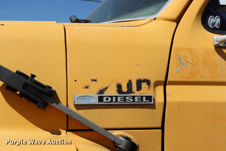 image for item DQ9322 1991 Ford F700 service truck