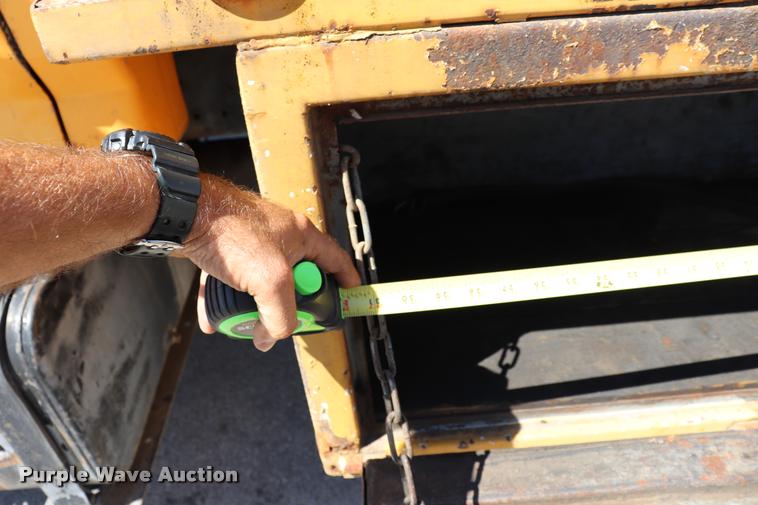 image for item DQ9322 1991 Ford F700 service truck