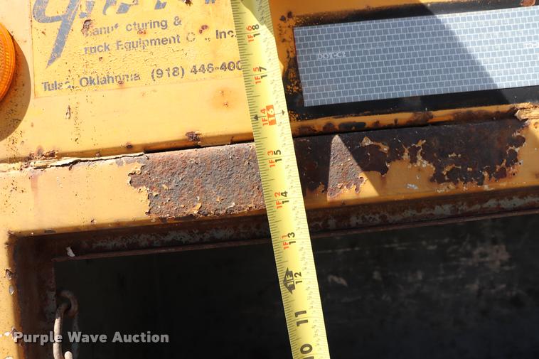 image for item DQ9322 1991 Ford F700 service truck