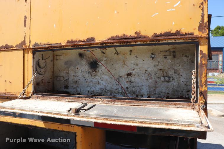 image for item DQ9322 1991 Ford F700 service truck