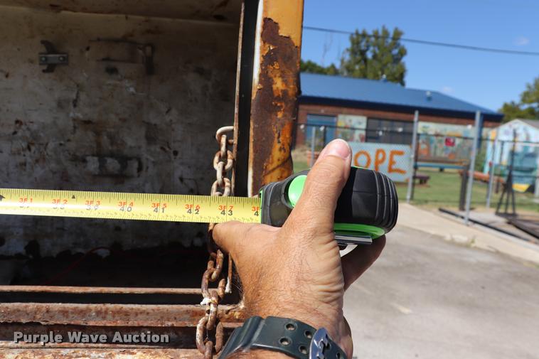 image for item DQ9322 1991 Ford F700 service truck