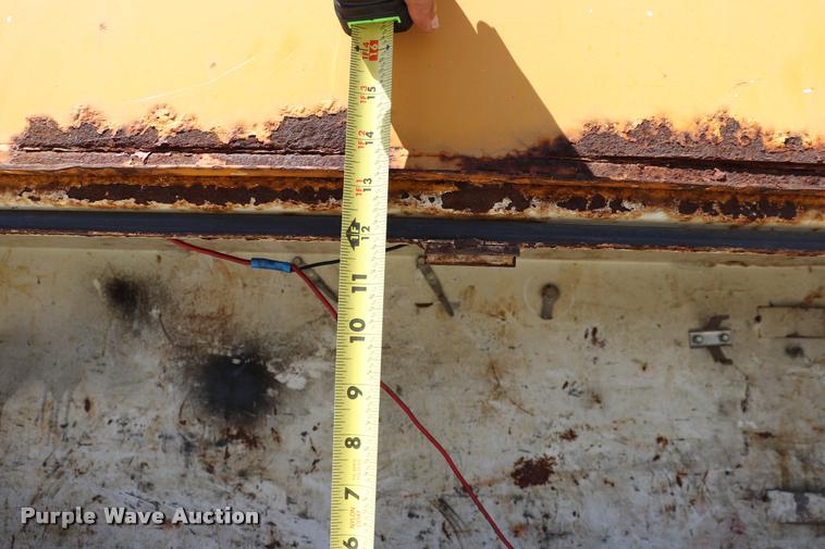 image for item DQ9322 1991 Ford F700 service truck