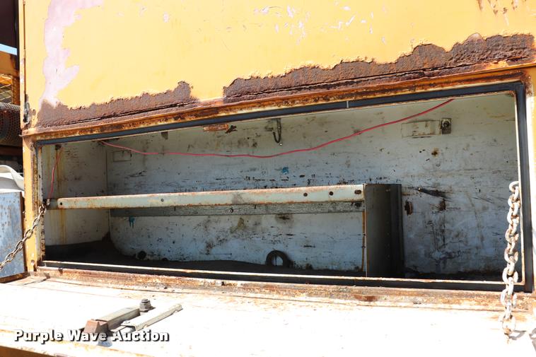 image for item DQ9322 1991 Ford F700 service truck