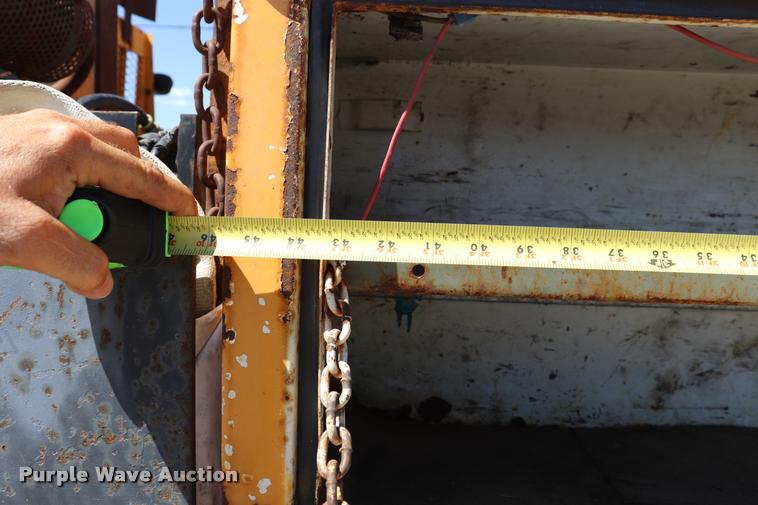 image for item DQ9322 1991 Ford F700 service truck