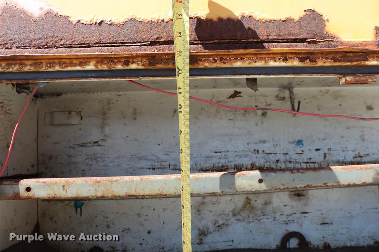 image for item DQ9322 1991 Ford F700 service truck