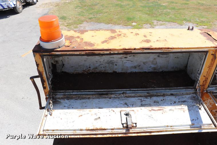 image for item DQ9322 1991 Ford F700 service truck