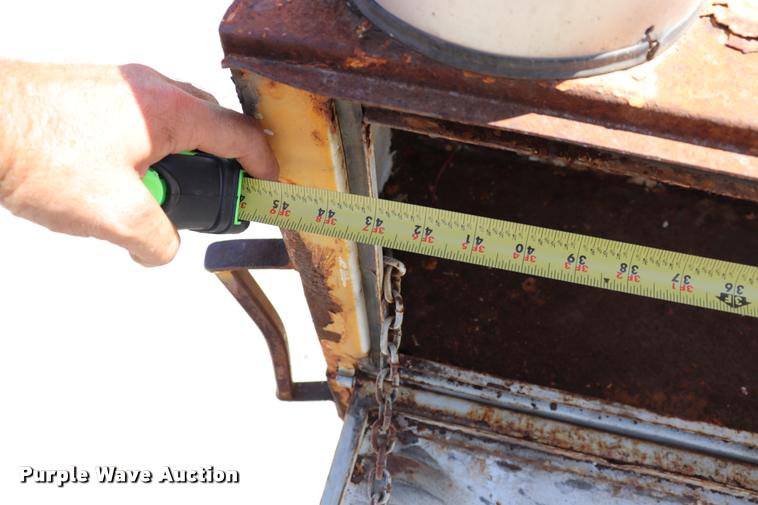 image for item DQ9322 1991 Ford F700 service truck