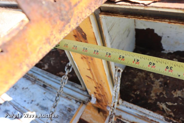 image for item DQ9322 1991 Ford F700 service truck