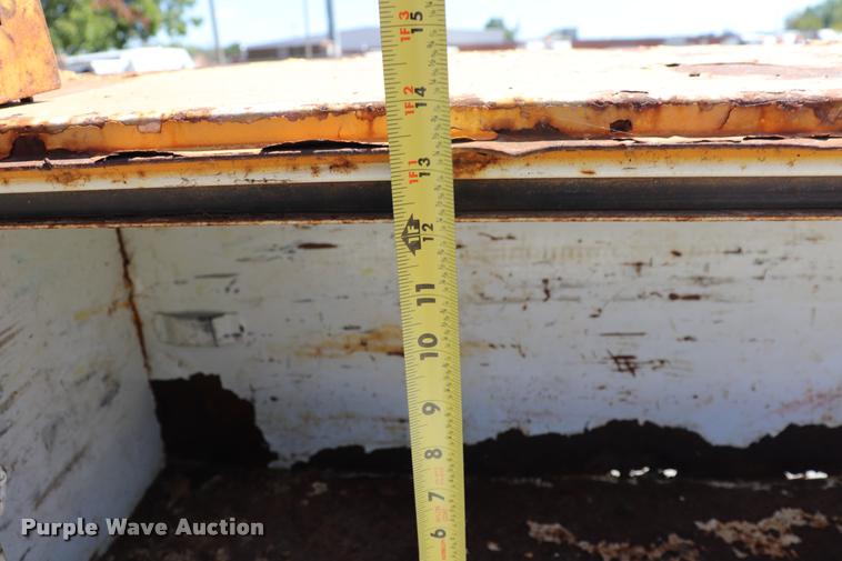 image for item DQ9322 1991 Ford F700 service truck