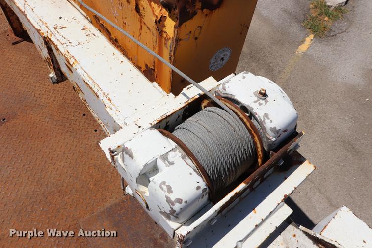 image for item DQ9322 1991 Ford F700 service truck