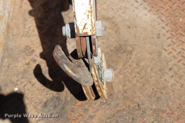 image for item DQ9322 1991 Ford F700 service truck