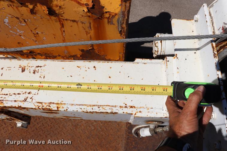 image for item DQ9322 1991 Ford F700 service truck