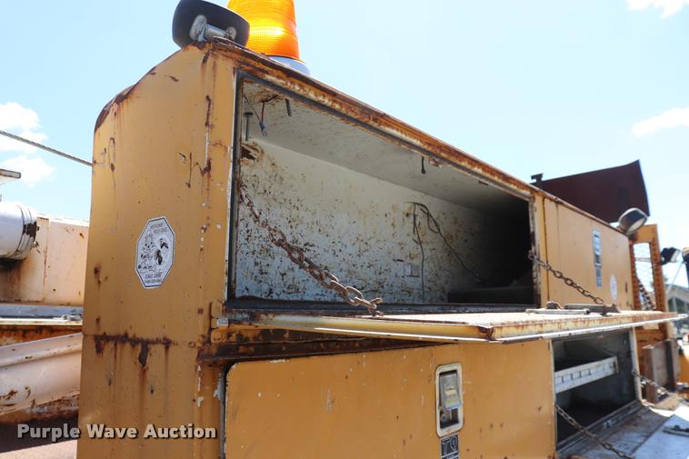 image for item DQ9322 1991 Ford F700 service truck