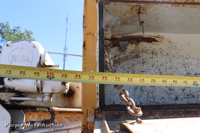 image for item DQ9322 1991 Ford F700 service truck