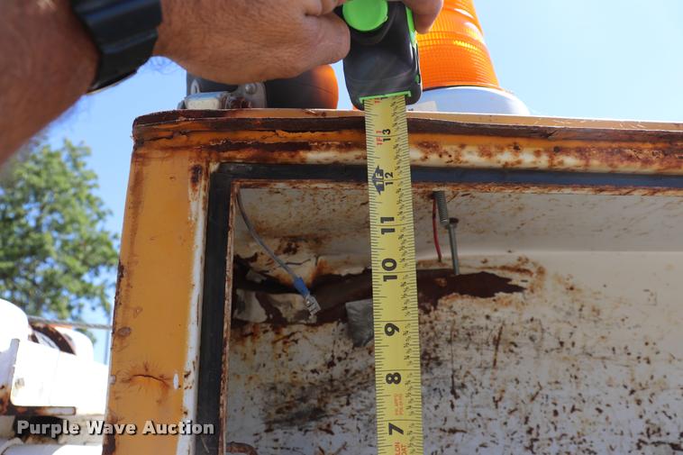 image for item DQ9322 1991 Ford F700 service truck