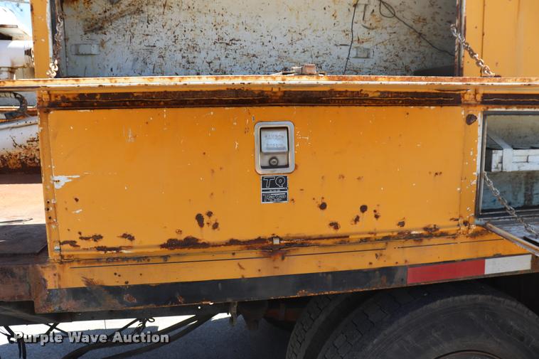 image for item DQ9322 1991 Ford F700 service truck