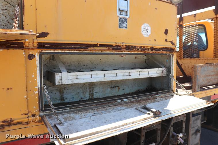 image for item DQ9322 1991 Ford F700 service truck