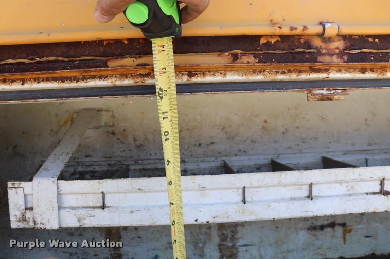 image for item DQ9322 1991 Ford F700 service truck