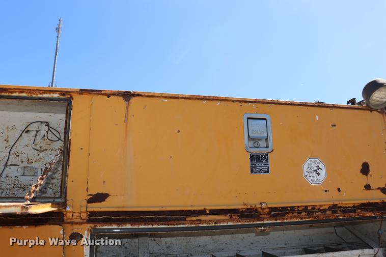 image for item DQ9322 1991 Ford F700 service truck