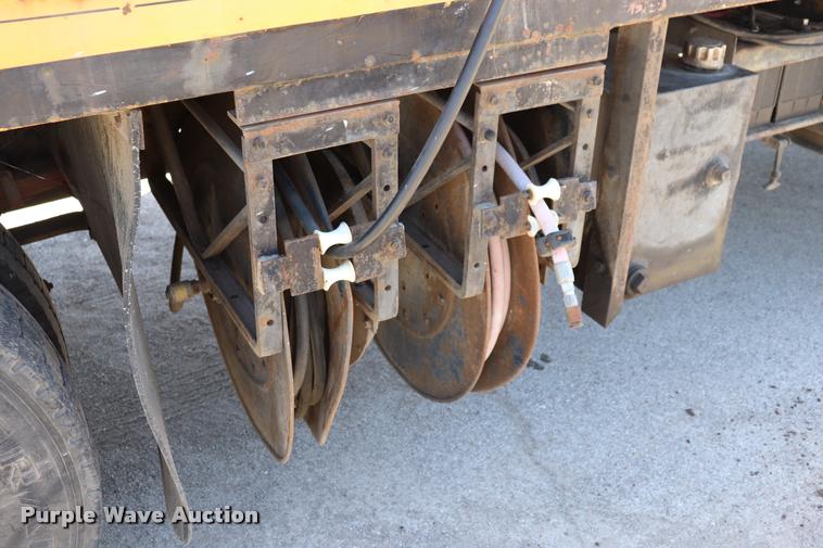 image for item DQ9322 1991 Ford F700 service truck