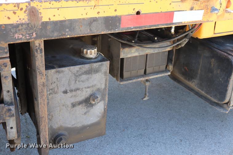 image for item DQ9322 1991 Ford F700 service truck