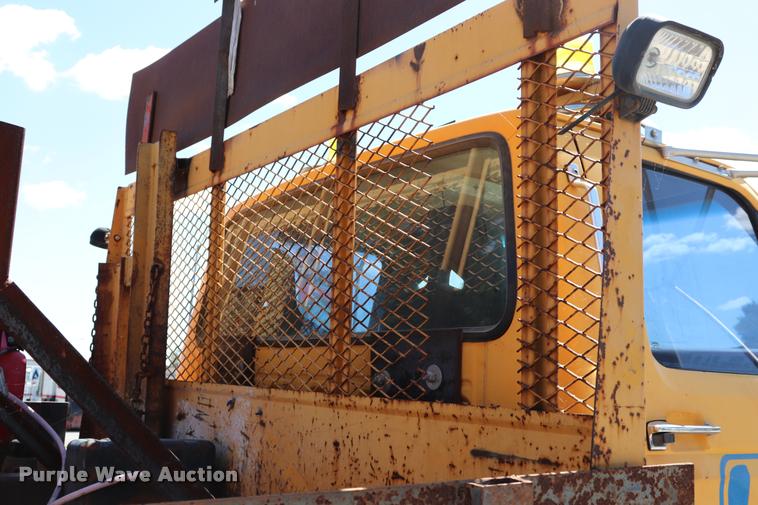 image for item DQ9322 1991 Ford F700 service truck