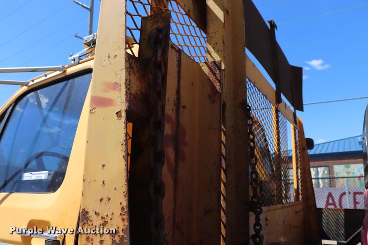 image for item DQ9322 1991 Ford F700 service truck