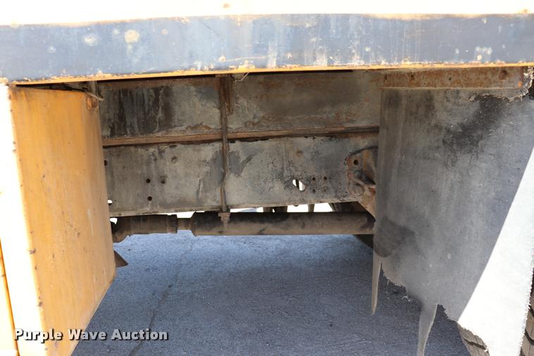 image for item DQ9322 1991 Ford F700 service truck