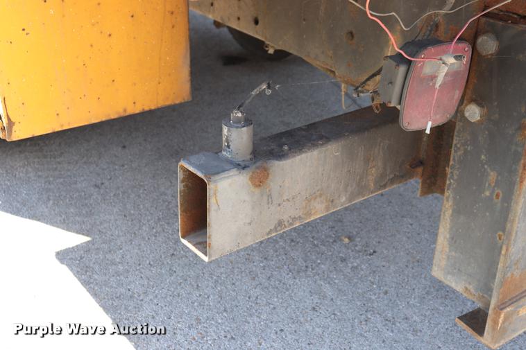 image for item DQ9322 1991 Ford F700 service truck