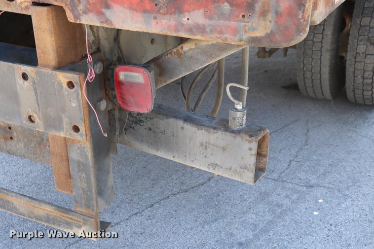 image for item DQ9322 1991 Ford F700 service truck