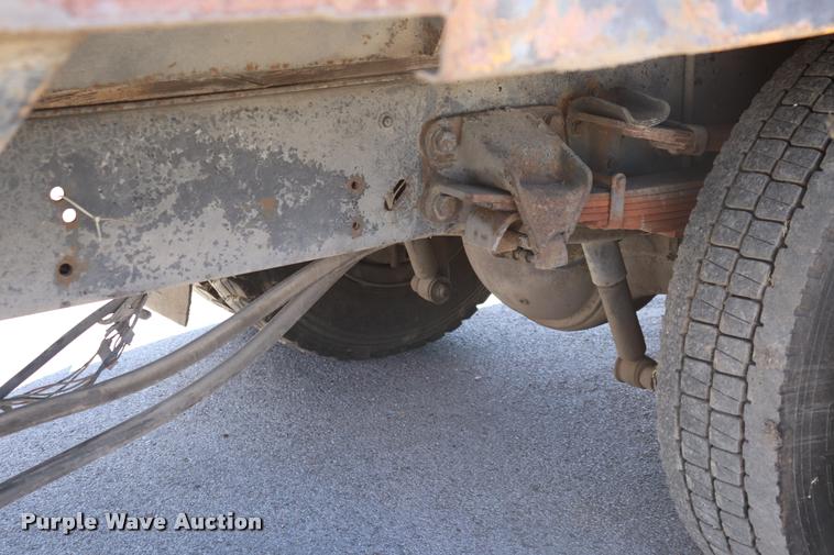 image for item DQ9322 1991 Ford F700 service truck