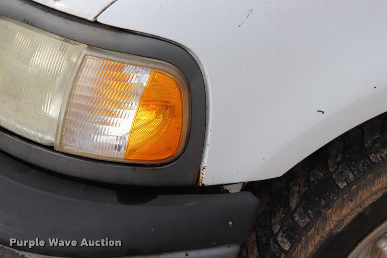 image for item DQ9354 2003 Ford F150 XL pickup truck