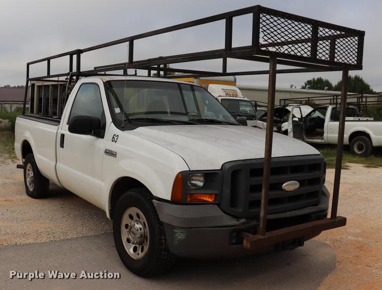 image for item DQ9355 2005 Ford F250 Super Duty XL pickup truck