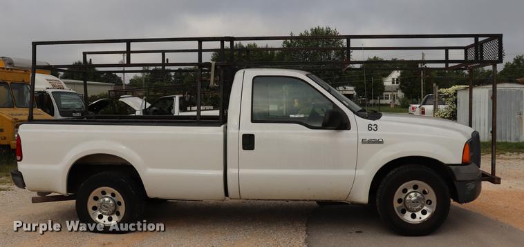image for item DQ9355 2005 Ford F250 Super Duty XL pickup truck