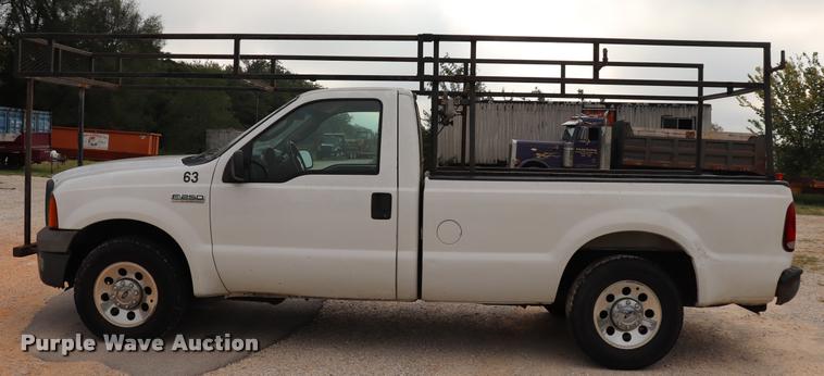 image for item DQ9355 2005 Ford F250 Super Duty XL pickup truck